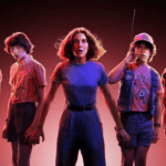 Stranger Things 4: Depois de seis meses do conflito de Starcourt, a cidade foi tomada por um rastro de terror e destruição. Os efeitos da batalha são sentidos pelo grupo de amigos, que se separam pela primeira vez, enquanto passam por um período turbulento típico da adolescência na escola. Em um momento em que todos estão mais vulneráveis, uma nova ameaça sobrenatural surge. No entanto, o novo mistério pode conter a resposta para acabar com os terrores do Mundo Invertido. (Foto: divulgação)