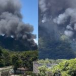 “Pegou fogo hoje, no início da tarde, o cenário da loja Rhodes da novela ‘Todas as Flores’, do Globoplay, localizado na Cidade Cenográfica, nos Estúdios Globo, no Rio de Janeiro. Não havia profissionais no local no momento do incêndio e não houve feridos. O fogo foi controlado pela Brigada de Incêndio da Globo e por bombeiros do 12º Batalhão do Corpo de Bombeiros, que ainda estão no local. As causas ainda estão sendo apuradas. Não haverá impacto na produção da novela pois o interior do cenário atingido pelo fogo, a loja Rhodes de ‘Todas as Flores’, é reproduzido em estúdio”, informou a Rede Globo. (Foto: Twitter/RecordTV)