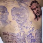 Richarlison tatuou os rostos de Neymar Jr, Ronaldo Fenômeno e uma mensagem que recebeu de Pelé durante a Copa do Mundo do Catar, em suas costas. (Foto: Instagram)
