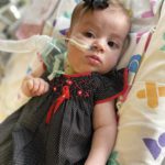 A pequena de apenas 5 meses, vem lutando contra a doença rara no coração. (Foto: Instagram)