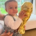 O jornalista está cobrindo a Copa do Mundo diretamente do Catar e compartilhou um vídeo de seu filho Leon de 9 meses o reconhecendo na TV (Foto: Instagram)