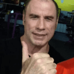 John Travolta já foi adepto da peruca, pois claramente sofre de queda de cabelos. (Foto: Reprodução)