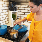 Os fãs de Selena Gomez vibraram quando foi anunciado a atração culinária da artista. Selena + Chef entrou no catálogo da HBO Max em agosto do ano passado, e os chefs famosos faziam videochamadas com a cantora durante o preparo das refeições. (Foto: Divulgação/HBO)