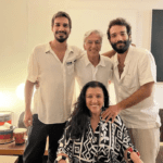 Thales Junqueira balançou as redes sociais após publicar uma foto ao lado de Humberto Carrão, Regina Casé e Caetano Veloso. (Foto: Instagram)