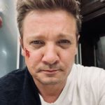 Nesta última terça-feira (03), Jeremy Renner, intérprete do "Gavião Arqueiro" no Universo Cinematográfico da Marvel (MCU) se pronunciou pela primeira vez após o grave acidente que sofreu. (Foto: Divulgação)