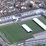 Uma estrutura foi montada no estádio do clube de coração do Rei, e diversas homenagens foram colocadas no local. (Foto: Reprodução Globoplay)