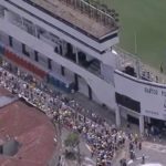 Milhares de pessoas já passaram pela Vila Belmiro neste primeiro dia de velório. (Foto: Reprodução Globoplay)