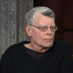 Stephen King, um dos maiores autores de livros de terror e mistério, também já foi professor no passado (Foto: The Late Show with Stephen Colbert)