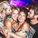 Desse modo, eles acabaram abraçando os companheiros de ambos, Giovanna Ewbank e Emílio Dantas. (Foto: Instagram)