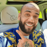 Conforme informações recentes do canal espanhol "Telecinco", Daniel Alves, 39 anos, está distribuindo autógrafos a outros detentos de "Brians 2", penitenciária de Barcelona, na Espanha, onde está preso preventivamente desde o último dia 20 de janeiro. (Foto: Instagram)