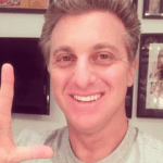 Neste último domingo (01º/01), Luciano Huck, 51 anos, desejou sucesso ao presidente Luiz Inácio Lula da Silva (PT), 77,que havia acabado de tomar posse do cargo em uma cerimônia transmitida pela Globo. (Foto: Instagram)