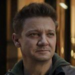 Jeremy Renner foi atropelado por uma máquina de remover neve no domingo (01/01/2023), que atingiu sua perna e, por isso, passou por duas cirurgias. (Foto: Divulgação)