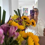 A artista publicou uma foto onde aparece ao lado de um buquê de flores com o semblante tranquilo e os cabelos presos. "Obrigada por tanto amor e carinho", escreveu ela na legenda. (Foto: Instagram)