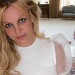 No vídeo, que possui menos de 1 minuto de gravação, Britney mostra um vestido que fez com a ajuda que recebeu de uma amiga para costurá-lo. (Foto: Divulgação)