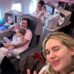 Nas sequência de fotos compartilhadas no Instagram, a famosa surgiu ao lado dos familiares e das funcionárias voando na primeira classe do avião. "Bora para mais uma em família! Sem make, sem arrumação, as princesinhas de pijama mesmo e bora pras nossas férias mais que merecidas e se Deus quiser serão dias inesquecíveis! Já sabem o destino? Que Deus nos acompanhe. (Primeira viagem internacional do Saraivita e primeira vez da Tia Vil e Tia Renata indo para esse destino, feliz em fazer parte desse momento, bora com Deus)", escreveu ela no Instagram. (Foto: Instagram)