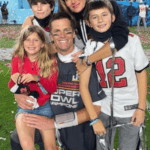 Tom Brady também compartilhou uma foto ao lado de Gisele e de seus filhos (Foto: Instagram)