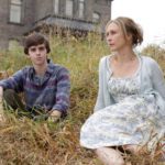 Bates Motel: Após a misteriosa morte de seu marido, Norma Bates decide começar uma nova vida longe do Arizona, na pequena cidade de White Pine Bay, em Oregon, e leva o filho Norman, de 17 anos, com ela. Ela compra um velho motel abandonado e a mansão ao lado. Mãe e filho sempre compartilharam uma relação complexa e trágicos acontecimentos os aproxima mais ainda. (Foto: Divulgação)