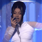 Uma vez icônica, sempre icônica. Em 2021, Cardi B também aproveitou os holofotes para anunciar sua segunta gestação. (Foto: YouTube)