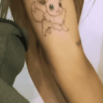 Entre as que receberam destaque, está o Eevee, um Pokémon fofo que pode ter diversas evoluções e que a cantora tatuou em seu braço. (Foto: Instagram)