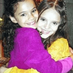 Bruna Marquezine e Isabelle Drummond começaram suas carreiras ainda meninas, na mesma época, e chegaram a contracenar no teatro e no Sítio do P Amarelo, nos anos 2000. (Foto: Reprodução)