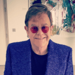 ELTON JOHN - o verdadeiro nome do renomado cantor britânico é Reginald Kenneth Dwight. Ele mudou seu nome para Elton John, pegando o primeiro nome do saxofonista Bluesology Elton Dean. (Foto: Instagram)