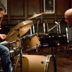 Whiplash: Em Busca da Perfeição - Andrew sonha em ser o melhor baterista de sua geração. Ele chama a atenção do impiedoso mestre do jazz Terence Fletcher, que ultrapassa os limites e transforma seu sonho em uma obsessão, colocando em risco a saúde física e mental do jovem músico. (Foto: Divulgação)