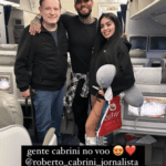 Lucas Lucco, Mc Mirella e Roberto Cabrini no avião. (Foto: Instagram)