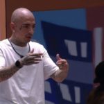 Na madrugada desta quinta-feira (09), Mc Guimê improvisou um rap e fez piada com a aparência de Cézar Black. (Foto: Globoplay)