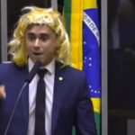 Nikolas Ferreira tem chamado atenção nas redes sociais após discursar usando peruca e ironizando pessoas transgêneros (Foto: TV Câmara)