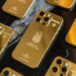 O jogador desembolsou aproximadamente de R$ 1 milhão na compra de 35 celulares, sendo 14 deles banhados a ouro. (Foto: Instagram)