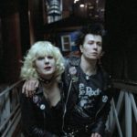 A história do relacionamento conturbado entre Sid Vicious, baixista da banda punk S3x Pistols e sua namorada, Nancy Spungen. (Foto: Divulgação)