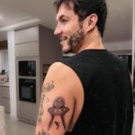 O influenciador publicou uma sequência de fotos da tatuagem e contou que o programa foi uma imensa transformação em sua vida. "É indiscutível tudo que o BBB fez pra minha vida. Já tem um ano que tudo aconteceu e, não sei se todo mundo sabe, mas minhas tatuagens são uma representação das minhas histórias e viagens", começou ele na legenda. (Foto: Instagram)