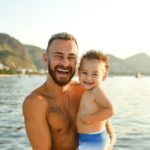 Em seu perfil no Instagram, o influenciador publicou uma foto onde aparece na praia segurando o primogênito de um ano no colo. Na imagem, pai e filho aparecem muito sorridentes olhando para a câmera. "O motivo do meu 'sumiço' nos últimos dias", escreveu ele na legenda. (Foto: Instagram)