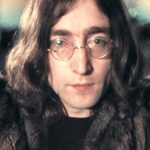 John Lennon cresceu no Reino Unido durante um momento assustador. Era a Segunda Guerra Mundial e seu pai ficou embarcado por quase dois anos. Quando voltou, o pai se divorciou da mãe de Lennon, deixando-os sozinhos. (Foto: Pinterest)