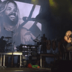 Mas mesmo em luto, a cantora subiu aos palcos do festival e fez uma homenagem, dedicando a canção 'Angels like You', ao amigo, que teve sua foto reproduzida no telão. (Foto: Reprodução/Twitter)