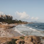 Em todos os meses, a água do  do Rio de Janeiro é distribuída para 27 municípios, incluindo as zonas Sul, Norte e centro da Capital (Foto: Pexels)