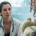 Os dramas e os dilemas da equipe de emergência de um hospital público e a relação improvável entre dois médicos que superam todos os limites para manter os pacientes vivos em um hospital onde tudo falta. (Foto: Divulgação)