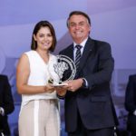 Presente em uma videochamada, Bolsonaro se emocionou com o momento da esposa e disse que gostaria de estar presente para prestigiá-la. (Foto: Agência Brasil)