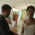 Decidida a se casar na igreja, como manda a tradição, Paloma economiza para pagar a festa. No entanto, o padre se recusa a celebrar o matrimônio pelo fato de Paloma ser trans. A recusa obriga Paloma a enfrentar a sociedade rural. (Foto: Divulgação)