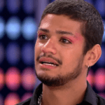 Logo após ser eliminado do BBB 23, Gabriel Santana se encontrou com Tadeu Schmidt e fez um lindo discurso, fazendo com que o ator caísse no choro. (Foto: Globo)