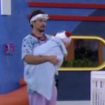 Eliezer explicou que há exatamente um ano, ele estava no castigo do monstro no BBB cuidando de um bebê. (Foto: Reprodução Globoplay)