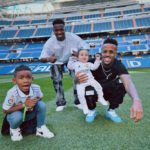 A bebê posou para fotos ao lado do pai, Éder Militão, e de amigos e familiares. (Foto: Instagram)