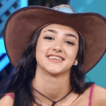 No mesmo ano, ela foi vice-campeã da 14ª edição do reality show A Fazenda, atrás apenas de Bárbara Borges. (Foto: Reprodução/Playplus)