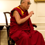 Posteriormente, os assessores afirmam que Dalai Lama é um homem brincalhão. (Foto: Divulgação/Pixabay)