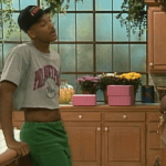 O cropped para homens já fazia sucesso nos anos 1990. Na sitcom Um Maluco no Pedaço, por exemplo, o ator Will Smith apareceu em diferentes episódios com outfits que revelavam o abdômen. (Foto: Divulgação)