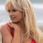 Pamela Anderson tem uma trajetória bastante... curiosa. A atriz ficou famosa porque uma câmera de televisão focou nela durante uma partida de futebol que ela foi assistir! Hoje a atriz é reconhecida mundialmente pelo seu trabalho. (Foto: Divulgação)