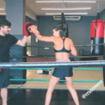 Nas imagens, a atriz aparece praticando boxe em treino com o personal fighting Rodrigo Ruiz. (Foto: instagram)