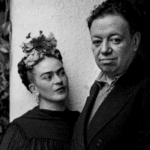 Kahlo e Rivera se casaram pela primeira vez em 1929 e depois se divorciaram em 1939. Eles se casaram novamente apenas um ano depois e ficaram juntos até a morte dela em 1954. (Foto: Pinterest/Divulgação)