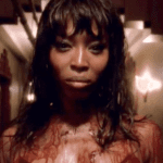 A modelo Naomi Campbell fez uma breve participação na quinta temporada de American Horror Story, Hotel. Ela viveu a editora de uma revista de moda, 'Claudia Bankson'. (Foto: Divulgação)