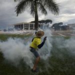 Foi apurado té o momento, que o prejuízo é de R$ 20,7 milhões causados pelos vândalos, foram mantidos presos apenas 294 pessoas (86 mulheres e 178 homens) (Foto: Agência Brasil)